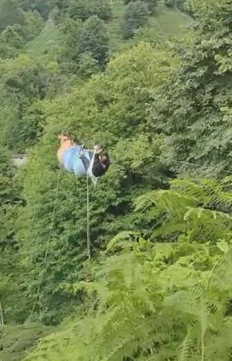 Arızalanan teleferikte asılı kalan yaş çaylar için hayatlarını riske attılar