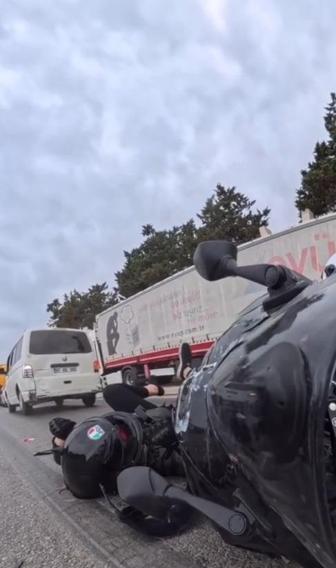 Motosikletin trafik ışıklarında bekleyen minibüse çarptığı kaza kamerada