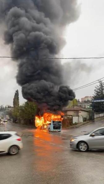 Kartal’da minibüs alev alev yandı, yolcular tahliye edildi