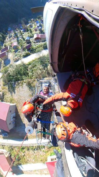 Rize’de sel mesaisi; yolu kapanan yayladaki hasta helikopterle hastaneye ulaştırıldı