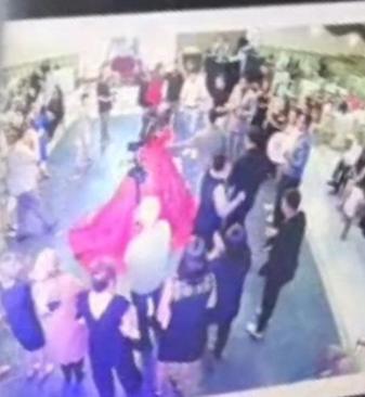 Düğün salonundaki dev avize, pistte dans eden gelinin üzerine düştü