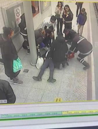 Tren beklerken kalp krizi geçirdi, ilk müdahaleyi perondaki sağlıkçı yaptı