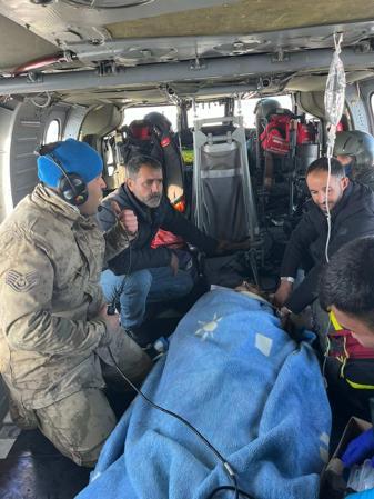 Batman’da yolu kardan kapanan köydeki hasta, askeri helikopterle hastaneye ulaştırıldı