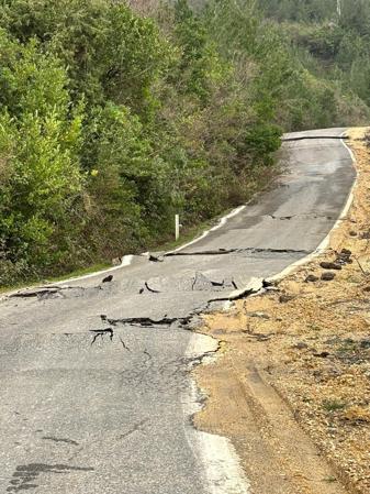 Kastamonuda heyelan nedeniyle sahil yolunda yarıklar oluştu