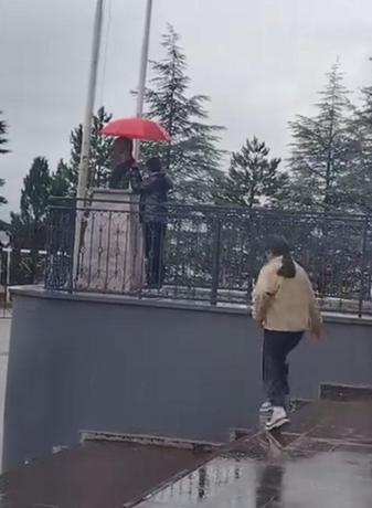 11 yaşındaki Alperen, Atatürk büstüne şemsiye tuttu: Islanmasına içim el vermedi