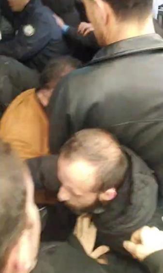 Bursa Büyükşehir Belediye Başkanı Bozbey’e saldırı girişimi; o anlar kamerada