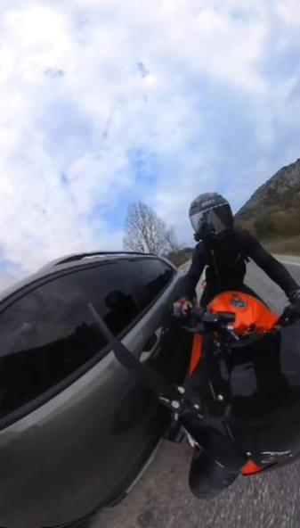 Geri manevra yapan otomobilin motosiklete çarptığı kaza kamerada