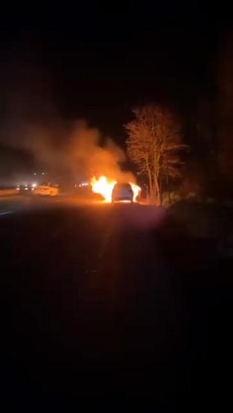 Seyir halindeyken alev alan otomobil kullanılamaz hale geldi