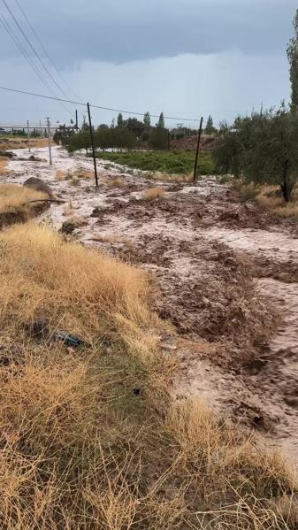 Aksarayda sağanakta dereler taştı; o anlar kamerada