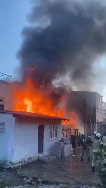 Beyoğlu’nda gecekondu alev alev yandı: baba ve 2 çocuğu mahalleli kurtardı