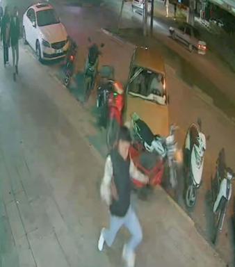 Park halindeki motosikletlere çarpan otomobildeki 3 kişi kaçmaya çalıştı; o anlar kamerada