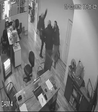 Şaka yapmak isterken arkadaşının kolonyalı ellerini yaktı: O anlar kamerada