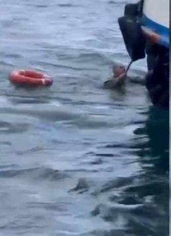 Karaköyde yolcu vapuru tekneye çarptı; balıkçı denize düştü