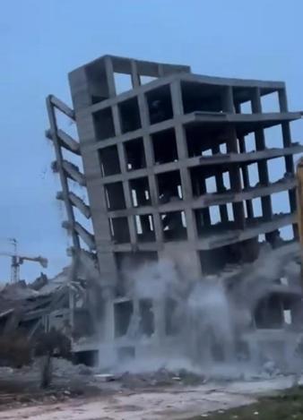 Gaziantep’te ağır hasarlı 8 katlı bina yıkıldı; o anlar kamerada