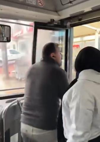 Tartışma sonrası şoför otobüsten inip sigara içti, yolcular onu bekledi