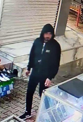 Fiyat sormak için girdiği iş yerinin vitrinindeki cep telefonunu çaldı