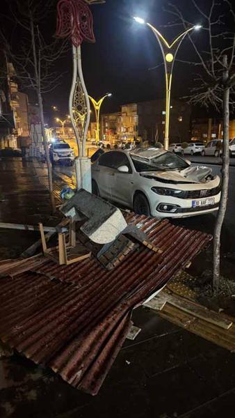 Hakkari’de kuvvetli rüzgar nedeniyle eğitim-öğretime ara verildi