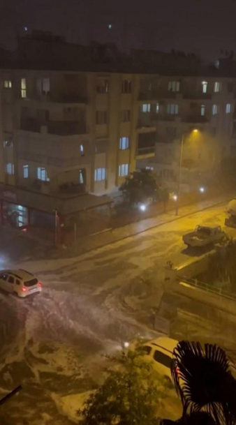 Antalyada şiddetli yağış; rögarlar taştı, yollarda dolu birikintileri oluştu
