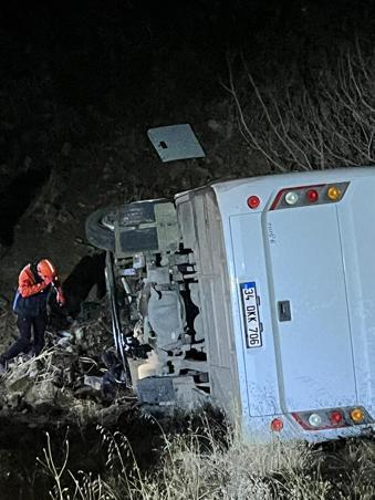 Siirt’te maden işçilerini taşıyan midibüs uçuruma yuvarlandı: 2’si ağır 15 yaralı