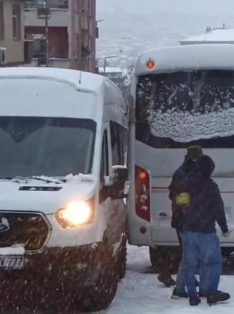 İstanbulda kar yağışı; kayan araçların kaza yaptığı anlar kamerada