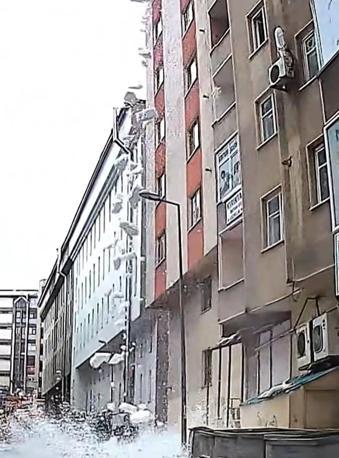 Ağrı’da çatıdan akan kar kütlesinin altında kalıp, yaralandı