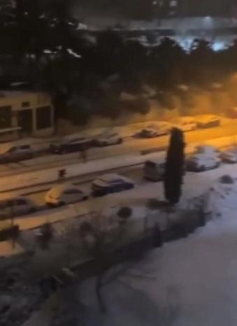 Başakşehirde aracına kar topu atanlar için indi; kayan aracın kaza yaptığı anlar kamerada