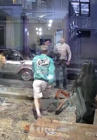 Kafe sahibi ile müşteri arasında çıkan kavga kamerada