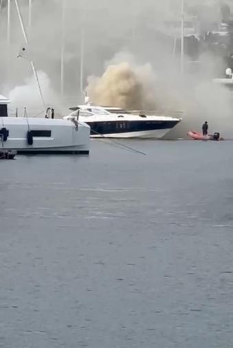 Bodrumda marinada bağlı motoryat yandı; o anlar kamerada