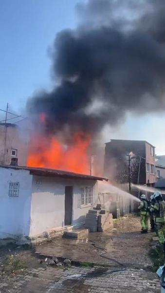 Beyoğlu’nda gecekondu alev alev yandı: baba ve 2 çocuğu mahalleli kurtardı