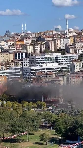Kağıthane’de iş yerinde yangın; dumandan etkilenen 3 kişi hastaneye kaldırıldı