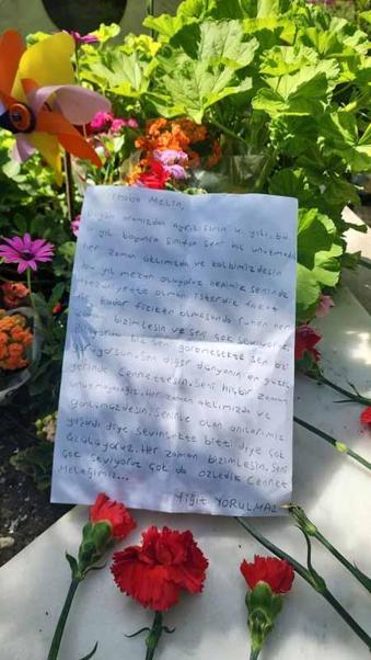 Köpekten kaçarken kamyonun çarpmasıyla hayatını kaybeden Mahra mezarı başında anıldı