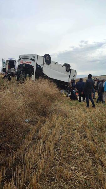 Afyonkarahisarda midibüs, şarampole devrildi: 25 yaralı