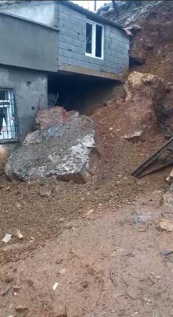 Çığ düşen kara yolunda yolcu otobüsünde mahsur kalanlar kurtarıldı