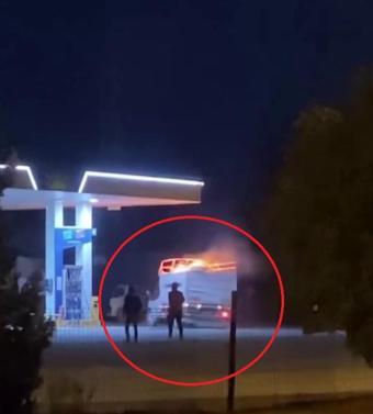 Alev alan kamyonet, girdiği akaryakıt istasyonunda söndürüldü