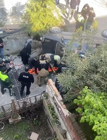 Merdivenlerden düşüp yan yatan araçta sıkışan yolcuyu itfaiye kurtardı; o anlar kamerada