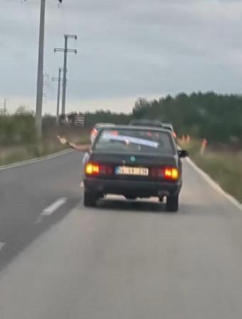 Düğün konvoyunda otomobillerden havaya ateş açtılar