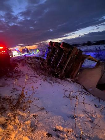 Nevşehirde TIR şarampole devrildi; kaza kamerada