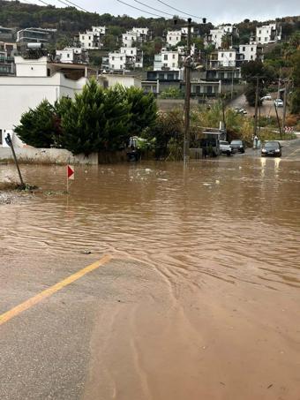 Bodrumda sağanak; yollar göle döndü, iş yerlerini su bastı