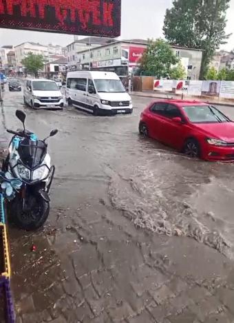 İstanbulda sağanak ve dolu yağışı: Yollar göle döndü, ev ve iş yerlerini su bastı