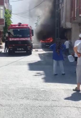 Arnavutköyde park halindeki araç alev alev yandı; yangın bitişikteki binaya sıçradı