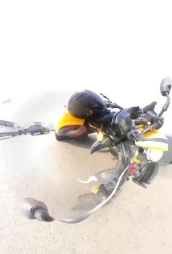Etrafına bakınırken motosikletiyle önünde duran taksiye çarptı