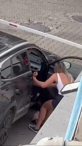 Kadıköyde iki kadın arasındaki saç saça kavga kamerada