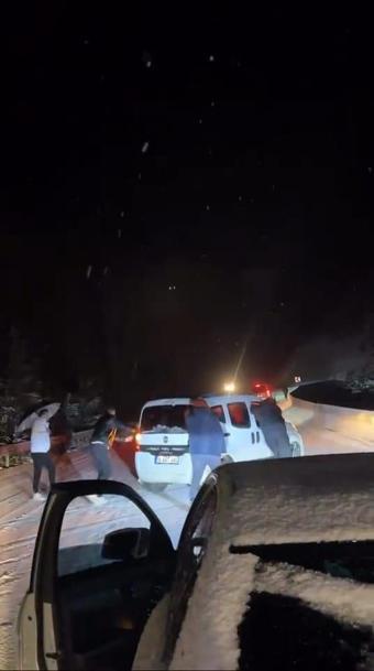 Bursa’da Oylat Kaplıcaları yolu kar nedeniyle kapandı: 20 araç mahsur kaldı