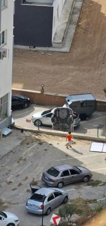 Geri yerine ileri vitese aldığı otomobiliyle otoparka düştü