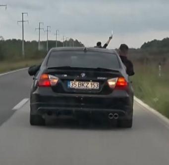 Düğün konvoyunda otomobillerden havaya ateş açtılar