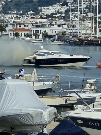 Bodrumda marinada bağlı motoryat yandı; o anlar kamerada