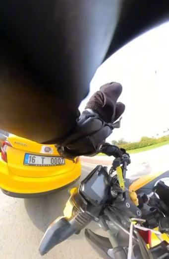 Etrafına bakınırken motosikletiyle önünde duran taksiye çarptı