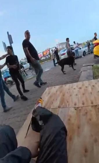 Ağızlıksız dolaştırılan köpek 2 kişiyi yaraladı; o anlar kask kamerasında