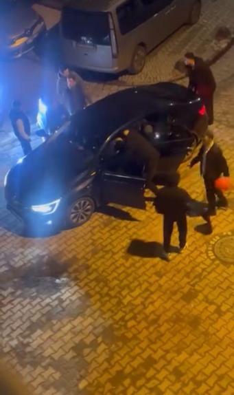 Sultangazide trafik tartışmasında aracından inen sürücüyü mahalleliler darbetti