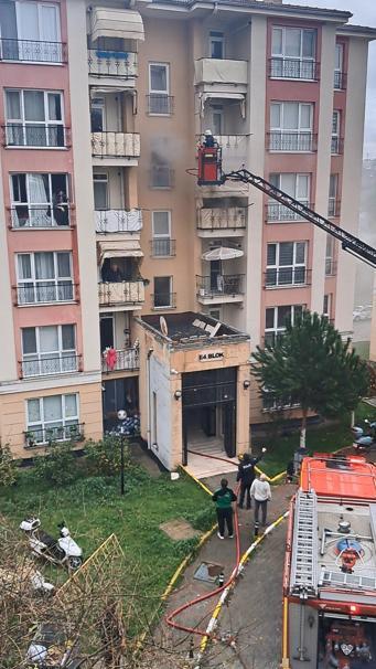 İtfaiye eri kendi hava maskesini, yangında mahsur kalan kişiye vererek kurtardı